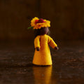 Handgefertigte Fee aus Wollfilz mit Blumenschmuck - Schwarz - 6-7 cm - Artikel 02