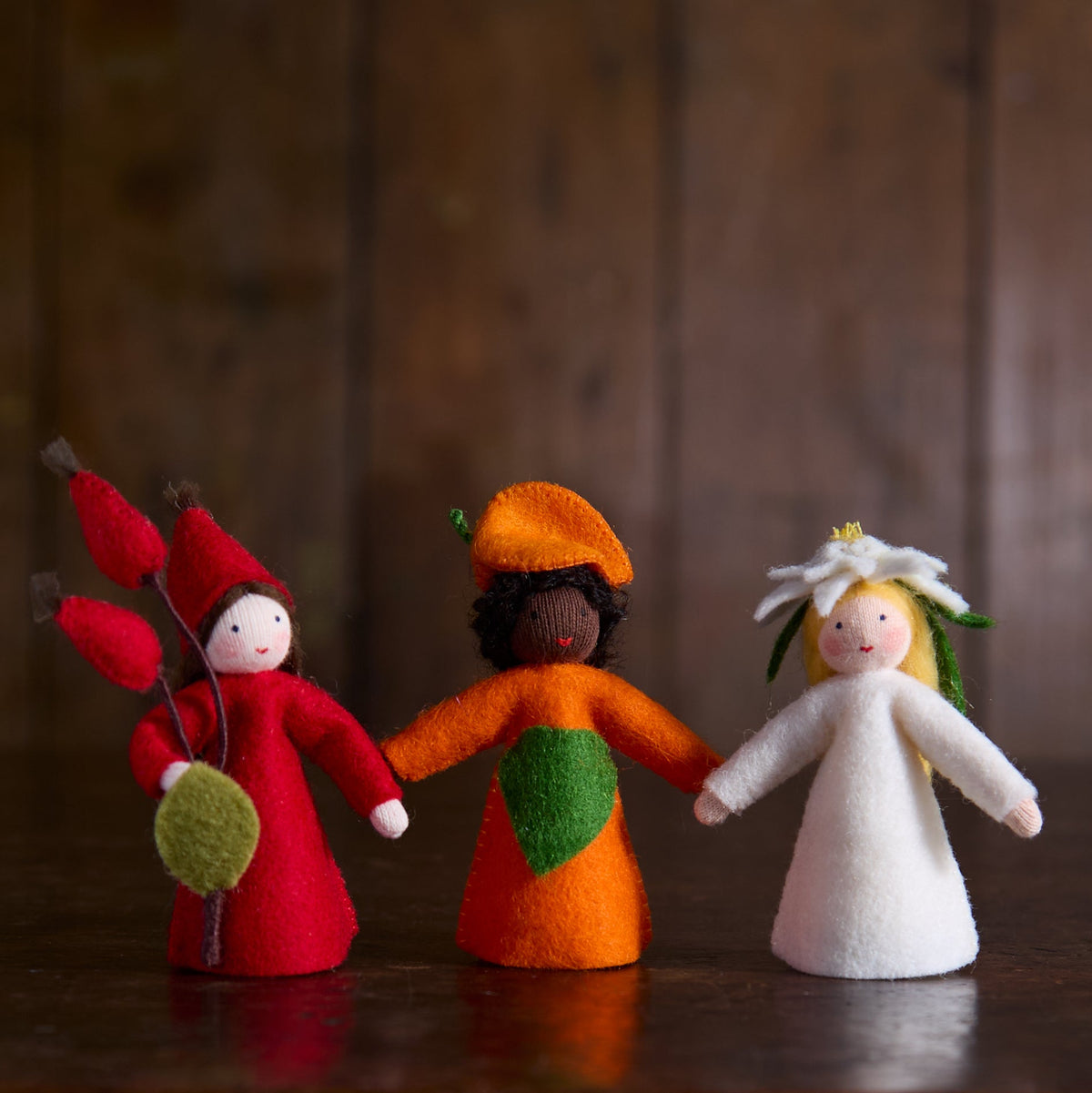 Handgemaakte fee van wolvilt met bloem - Zwart - 7,5-8 cm