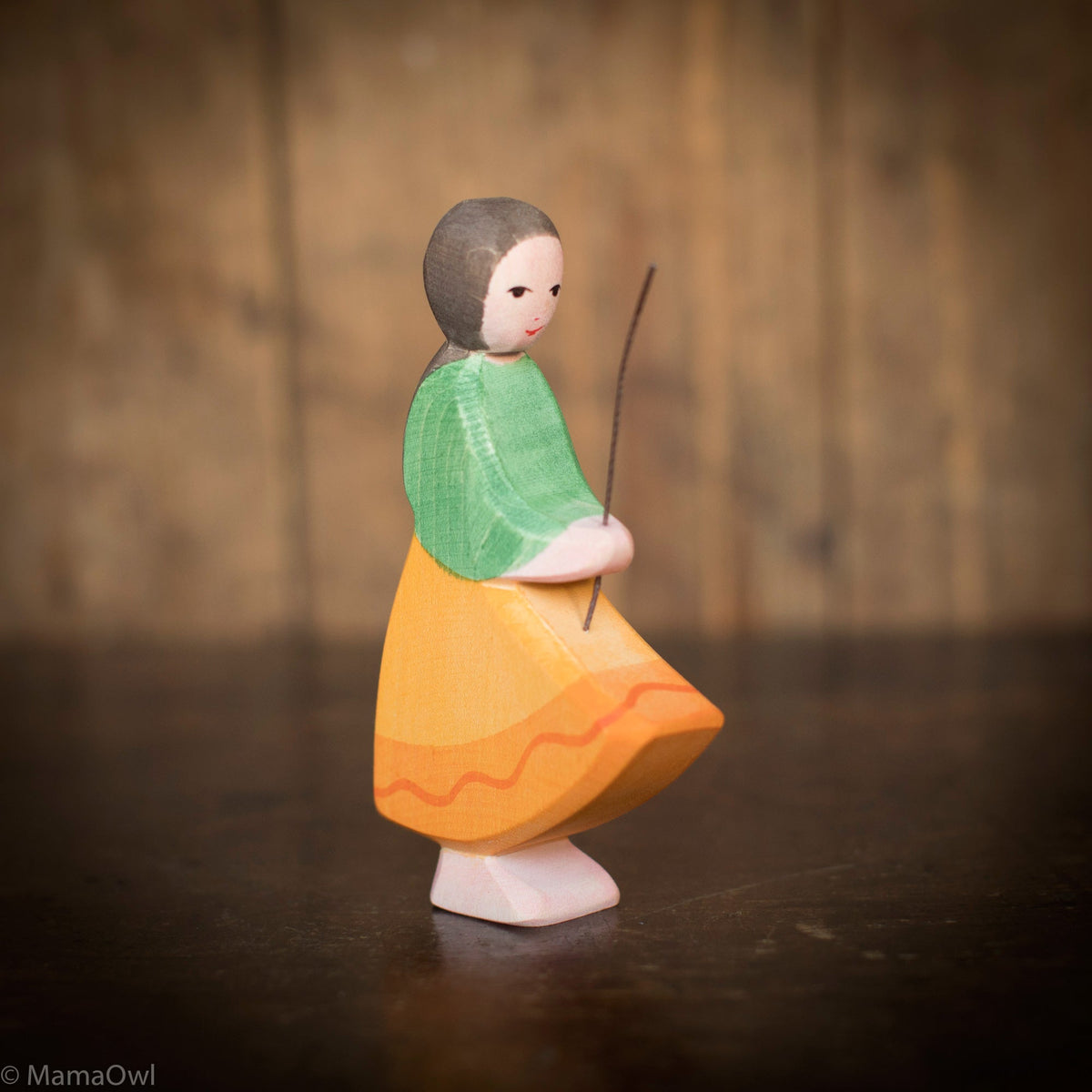 Handgefertigte Holzfigur eines Mädchens – 12,5 cm