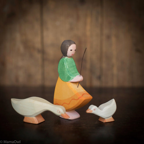 Statuetta di bambina in legno artigianale - 12,5 cm