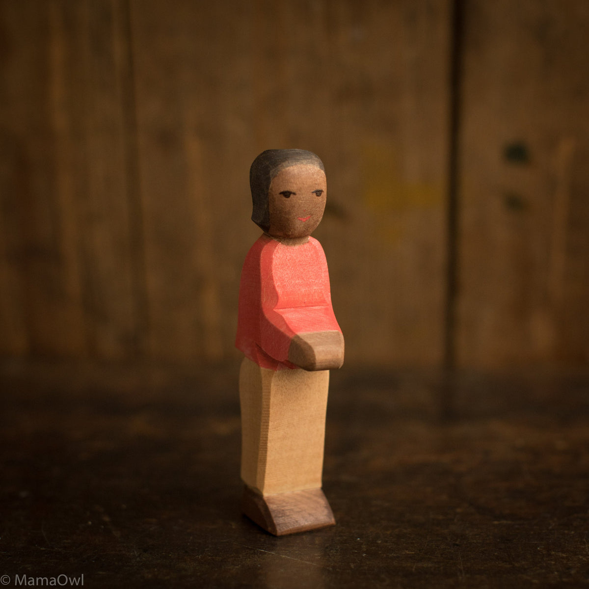 Figura de Rapaz em Madeira Artesanal - 12 cm