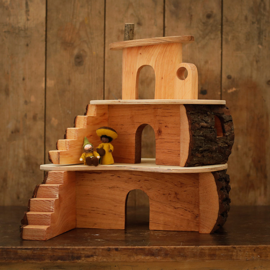 Handgefertigtes kleines Baumhaus aus Holz
