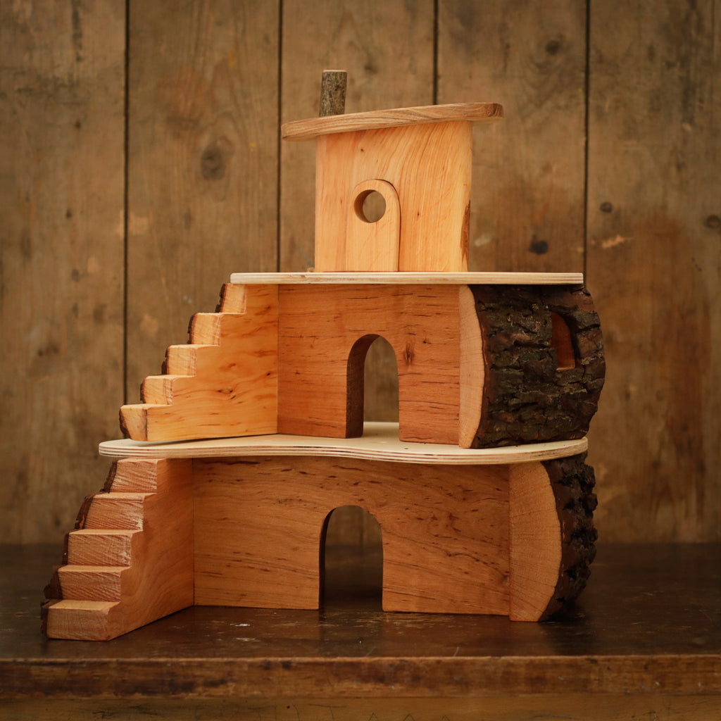 Handgefertigtes kleines Baumhaus aus Holz