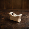 Handgefertigtes Holzkind im Wiegenbett